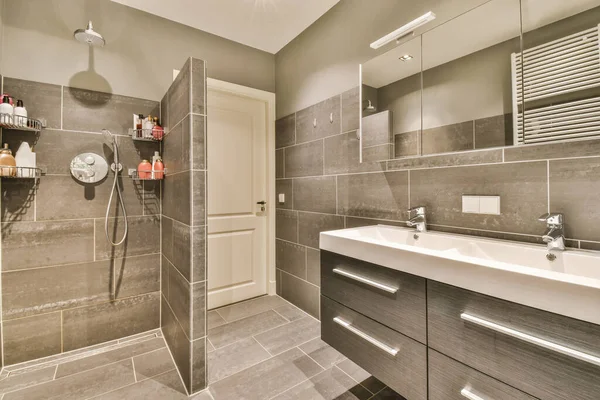 Precioso cuarto de baño con una cómoda ducha — Foto de Stock