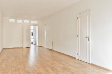 Açık beyaz kapısı olan büyük bir oda.