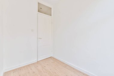 Geniş bir odanın iç tasarımı