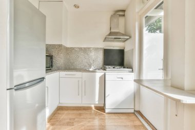 Penceresi olan küçük, rahat, modern mutfak.