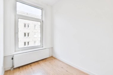 Geniş bir odanın iç tasarımı