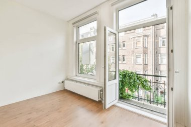 Açık beyaz kapısı olan büyük bir oda.