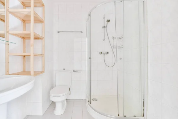 Světlá koupelna se sprchovým koutem — Stock fotografie