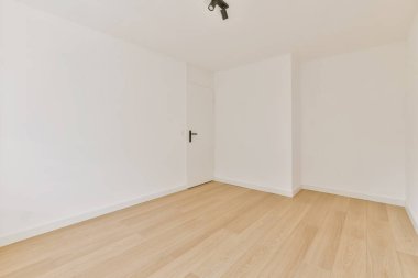 Güzel döşenmiş parkesi olan geniş bir odanın içi.