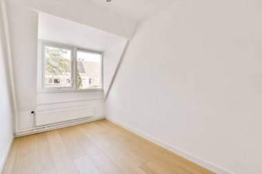 Geniş pencereli bir odanın içi