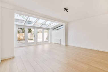 Kapısı olan lüks boş bir oda.