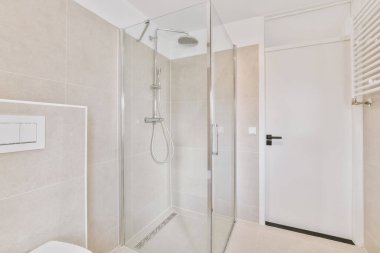 Şeftali kaplı duvarları olan sevimli bir banyo.