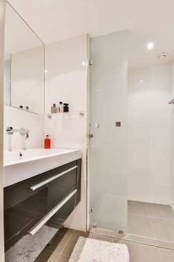 Büyük aynalı güzel bir banyo.