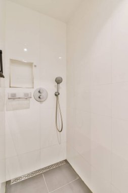 Duşu olan güzel bir banyo.