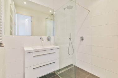 Modern banyoda lavabo ve ayna.