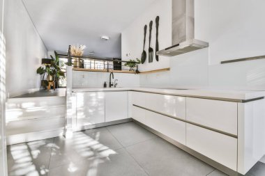 Gündüz vakti şık bir mutfak.