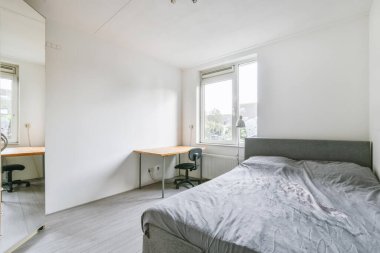 Gri yataklı hoş bir yatak odası tasarımı.