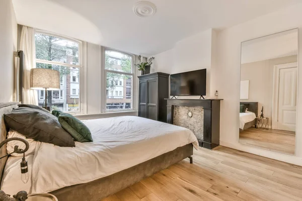 Luxe slaapkamer met een groot zacht bed — Stockfoto