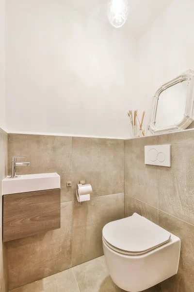 Klein schoon toilet — Stockfoto