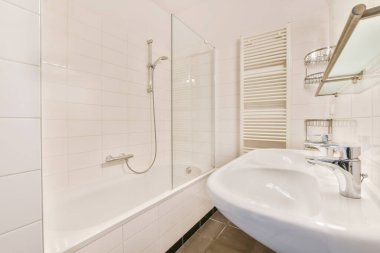 Parlak ve şık bir banyo.