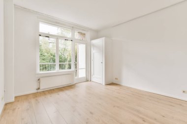 Geniş pencereli akıl almaz bir oda.