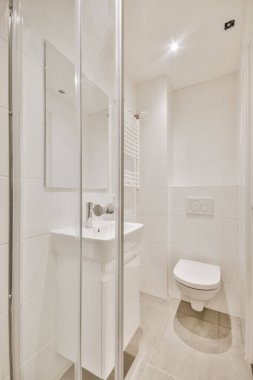 Küçük temiz tuvalet.