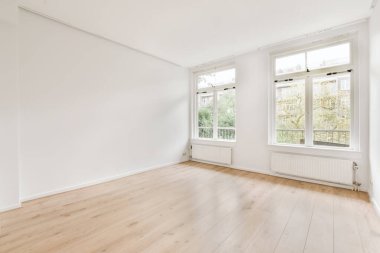 Geniş pencereli akıl almaz bir oda.