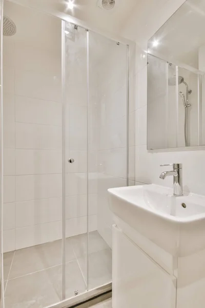 Zlew i lustro w nowoczesnej łazience — Zdjęcie stockowe