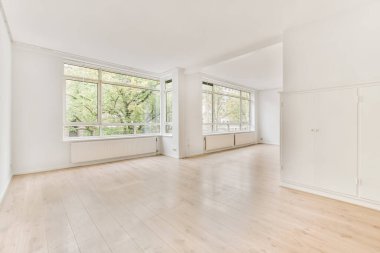 Geniş pencereli akıl almaz bir oda.