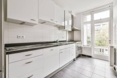 Lüks mutfak adası olan parlak bir mutfak.