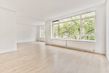 Geniş pencereli akıl almaz bir oda.