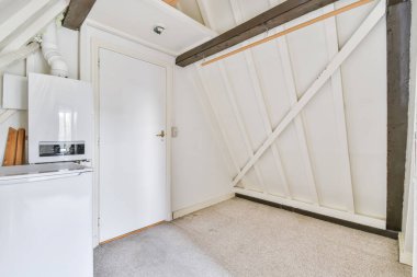 Bir evin tavan arası