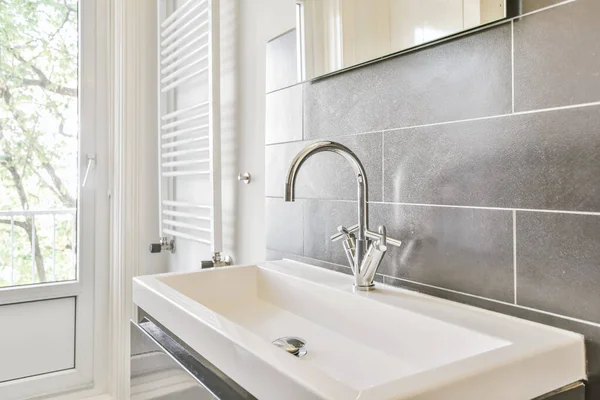 Badkamer met moderne wastafel en kraan — Stockfoto