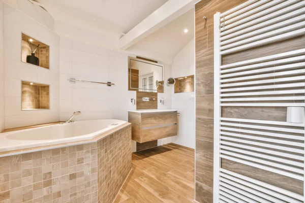 Snyggt badrum i beige toner — Stockfoto