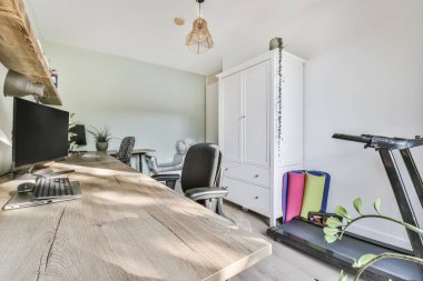 Bilgisayarlı iki kişi için gösterişli çalışma alanı