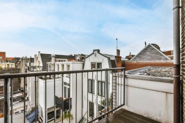 Ahşap zeminli rahat balkon