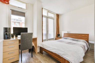 Büyük yataklı ve pencereli rahat bir yatak odası.