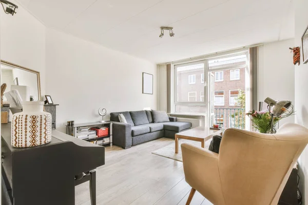 Gezellige woonkamer met houten salontafel — Stockfoto