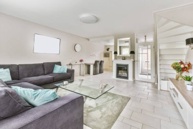 Geniş siyah kanepesi olan kusursuz bir yaşam alanı.