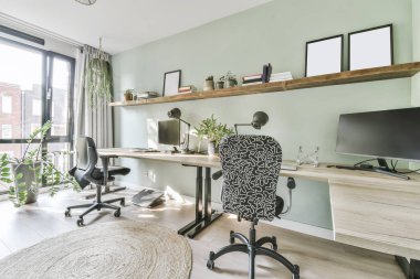 Bilgisayarlı iki kişi için gösterişli çalışma alanı