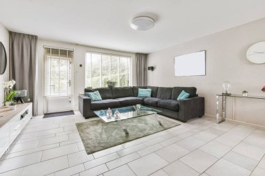 Geniş siyah kanepesi olan kusursuz bir yaşam alanı.