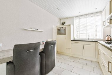 Modern mutfak üniteleriyle kusursuz mutfak alanı.