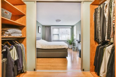 Ahşap rafları olan kusursuz bir giyinme odası.