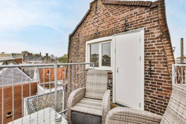 Sıcak, küçük bir ev çatısı.