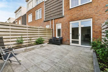 Güzel döşenmiş yolları olan bir avlu.