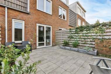 Güzel döşenmiş yolları olan bir avlu.