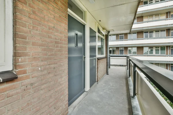 Longa varanda com portas para apartamentos — Fotografia de Stock
