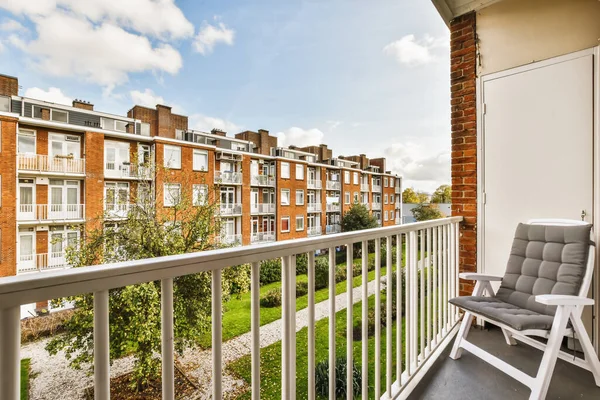 Diseño de un balcón en un apartamento de élite — Foto de Stock