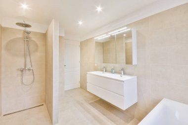 Bej renkte güzel bir banyo.