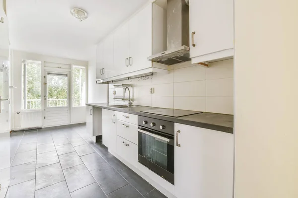 Bonita cocina en apartamento moderno — Foto de Stock