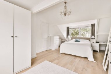 Zarif yataklı güzel bir yatak odası.