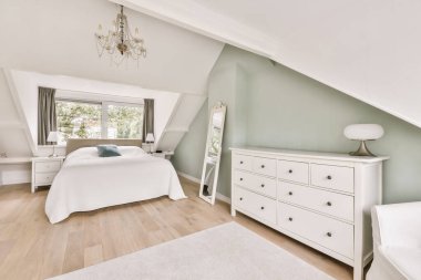 Zarif yataklı güzel bir yatak odası.