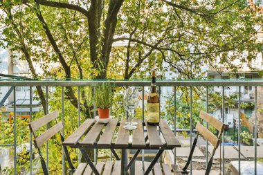 Ahşap masalı hoş bir balkon.