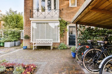 Yeşillikleri olan güzel bir avlu.