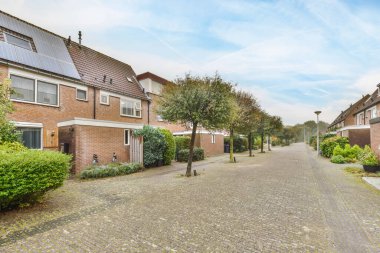 Tuğladan evleri olan lekesiz bir sokak.